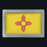 Boucle De Ceinture Rectangulaire Belt Buckle avec drapeau de l'État du Nouveau-Mexi<br><div class="desc">Montrez votre fierté d'état avec cette boucle à ceinture élégante avec le drapeau du Nouveau Mexique! Réalisée à partir de matériaux durables, cette boucle à ceinture présente l'emblématique symbole Zia dressé contre un audacieux arrière - plan jaune, représentant l'héritage et la culture uniques du Nouveau-Mexique. Que vous vous prépariez pour...</div>