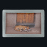 Boucle De Ceinture Rectangulaire Chien au repos<br><div class="desc">Dog at Rest Nature Les photos et les cadeaux présentent une belle photo d'un chien bronzé dormant devant une cabane de boue avec une porte orange en Afrique prise par Kurt Keller l'après-midi pendant un safari africain. Toute personne qui aime les animaux, les chiens, la photographie de la nature et...</div>