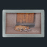 Boucle De Ceinture Rectangulaire Chien au repos<br><div class="desc">Dog at Rest Nature Les photos et les cadeaux présentent une belle photo d'un chien bronzé dormant devant une cabane de boue avec une porte orange en Afrique prise par Kurt Keller l'après-midi pendant un safari africain. Toute personne qui aime les animaux, les chiens, la photographie de la nature et...</div>
