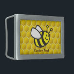 Boucle De Ceinture Rectangulaire Dessin d'abeilles<br><div class="desc">Caricature souriante d'abeilles volantes au-dessus d'un arrière - plan de ruche d'abeilles sans sourire. Texte personnalisé.</div>