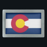 BOUCLE DE CEINTURE RECTANGULAIRE DRAPEAU D'ÉTAT DE COLORADO<br><div class="desc">Le drapeau de l'état du Colorado. Le bleu est censé représenter le ciel,  l'or représente l'ensoleillement abondant dont jouit l'état,  le blanc représente les montagnes enneigées,  et le rouge représente la terre rousse</div>