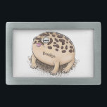 Boucle De Ceinture Rectangulaire Drôle dessin de grenouille à pluie dans le désert<br><div class="desc">Cette mignonne grenouille de pluie du désert brun clair est rusée et adorable.</div>