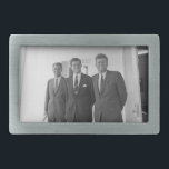 Boucle De Ceinture Rectangulaire Le président John Kennedy et les frères American C<br><div class="desc">Le soleil frappa les trois frères Kennedy alors qu'ils se tenaient sous le portique blanc familier de la Maison Blanche. Le président John F. Kennedy, l'aîné, s'appuyait sur un pilier, un sourire irréfléchi jouant sur ses lèvres. Ses frères plus jeunes, Robert et Ted, se tenaient à ses côtés, et leurs...</div>