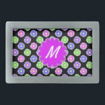 Boucle De Ceinture Rectangulaire Monogramme Motif à fleurs rétro coloré<br><div class="desc">Ce joli design girly présente un motif floral clair et coloré dans les tons rose, violet, bleu et vert sur un arrière - plan noir. Il a un espace en forme de fleur dans orchidée - violet où vous pouvez ajouter votre monogramme / initial en blanc pour personnaliser. C'est un...</div>