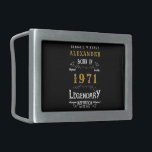 Boucle De Ceinture Rectangulaire Personnalisé 50e anniversaire Né 1971 Noir Vintage<br><div class="desc">Une boucle de ceinture personnalisée pour ce monsieur d'anniversaire né en 1971 et ayant 50 ans. Ajoutez le nom à ce design vintage de style rétro noir, blanc et or pour un cadeau de 50ème anniversaire personnalisé. Modifiez facilement le nom et l'année avec le modèle fourni. Un merveilleux cadeau d'anniversaire...</div>