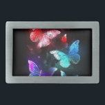 Boucle De Ceinture Rectangulaire Trois papillons brillants sur l'arrière - plan de<br><div class="desc">Trois papillons lumineux,  rouges,  violets,  verts,  texturés,  nocturnes sur arrière - plan noir lumineux.</div>