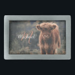 Boucle De Ceinture Rectangulaire Vache de Highland calvaire herbe d'automne monogra<br><div class="desc">Photographie de terrain de l'automne de veau de vache Highland. Superbe jeune veau de bétail écossais de haute-terre sur un champ d'automne herbeux aux couleurs muettes. Beau manteau d'orange poilu foncé contrastant avec l'herbe vert clair et les arbres dans le bokeh en arrière - plan. monogramme personnalisable avec votre nom...</div>
