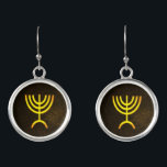 Boucles D'oreilles Flamme de Menorah<br><div class="desc">Un rendu numérique brun et or de la menorah juive à sept branches (hébreu : מְ נ וֹ רָ ‎). La menorah à sept branches, utilisée dans le sanctuaire portatif mis en place par Moïse dans le désert et plus tard dans le Temple de Jérusalem, est un symbole du judaïsme...</div>