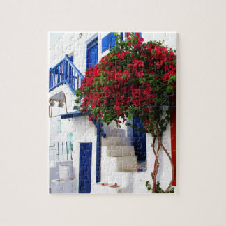 Bougainvillea groeit thuis in Mykonos, Griekenland Legpuzzel