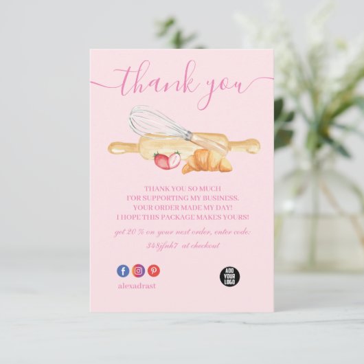 Boulangerie à Merci rose et à Cuisine (Debout devant)