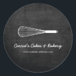 Boulangerie Rustique Logo Whisk, Autocollants de r<br><div class="desc">Un fouet blanc posé sur un arrière - plan en bois noir devient une identité unique sur ces autocollants rustiques pour votre entreprise de restauration, restaurant, boulangerie, stand de nourriture, pâtisseries maison, etc. Servez-vous pour sceller des emballages alimentaires ou pour afficher rapidement et facilement votre marque et votre nom d'entreprise...</div>