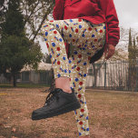 Boule de bowling, poubelles et chaussures à motifs<br><div class="desc">Ces leggings sont parfaits pour porter lors de votre prochaine visite au bowling. Ils sont décorés d'illustrations de boules de bowling,  de broches de bowling et de chaussures de bowling. Les graphiques rouge,  blanc et bleu sont placés contre un arrière - plan rayé bronzé.</div>