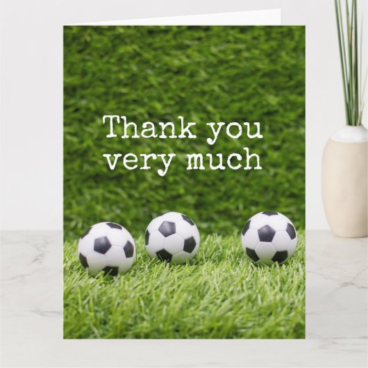 Boule de football avec Merci de mot sur herbe vert (Devant)