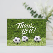 Boule de football avec Merci de mot sur herbe vert (Debout devant)