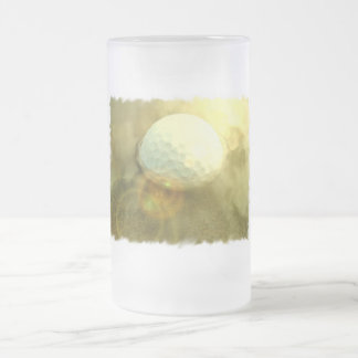 Boule de golf coincée dans la tasse de bière de