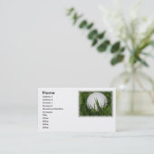 Boule de golf dans le carte de visite d'herbe (Debout devant)