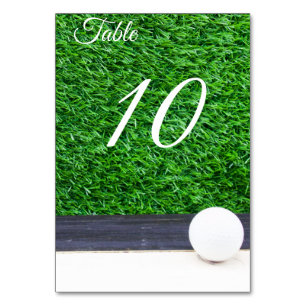 Boule de golf sur gazon vert numéro de table