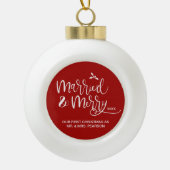 Boule En Céramique 2022 Notre premier Noël Marié Joyeux Script Rouge (Devant)