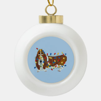 Boule En Céramique Basset Hound empêtré dans les lumières de Noël