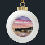 Boule En Céramique Beau coucher de soleil à Newport Beach<br><div class="desc">Cet ornement fait un gardien unique pour se souvenir de toute visite à la fabuleuse plage de Newport. Remplacez la date par l'année en cours. Le style de police peut être modifié ainsi que la taille,  la couleur et l'emplacement. Trois options pour l'image arrière aussi.</div>