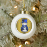 Boule En Céramique Blue Snowman sur Gold Christmas<br><div class="desc">Un joli ornement d'arbre de Noël avec un bonhomme de neige vêtu d'un chapeau et d'un gilet en velours bleu,  fixé sur l'or et entouré d'étoiles d'or pour ajouter un peu de pétillant festif à votre maison cette saison de vacances.</div>