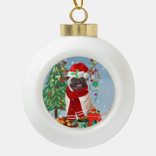 Boule En Céramique Chien carlin en neige avec cadeaux de Noël (Devant)