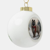 Boule En Céramique Chien de Keeshond à Noël de neige (Gauche)