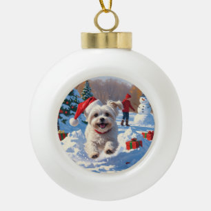 Boule En Céramique Chien maltais courant dans la neige avec un chapea