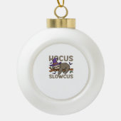 Boule En Céramique Hocus Slowcus Funny Halloween Sloth Classic T-Shir (Devant)