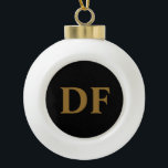 Boule En Céramique Monogramme Gold personnalisé<br><div class="desc">Ajoutez une touche d'élégance personnalisée à votre décor de vacances avec cet "Ornement de Noël personnalisé Noir avec Initiales d'or". Cet ornement présente un design noir avec des initiales en or, ce qui en fait une pièce remarquable sur votre arbre. Customisez-le avec vos initiales ou celles d'un être cher, en...</div>
