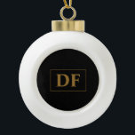 Boule En Céramique Noir personnalisé avec initiales en or<br><div class="desc">Ajoutez une touche d'élégance personnalisée à votre décor de vacances avec cet "Ornement de Noël personnalisé Noir avec Initiales d'or". Cet ornement présente un design noir avec des initiales en or, ce qui en fait une pièce remarquable sur votre arbre. Customisez-le avec vos initiales ou celles d'un être cher, en...</div>
