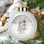 Boule En Céramique Photo personnalisée Premier Noël Engagé Script rou<br><div class="desc">Commémorez votre fiançailles avec ce magnifique ornement de gardien moderne. Le texte rouge foncé dit "Notre premier Noël engagé", avec le mot "engagé" dans un élégant script d'écriture manuscrite avec des fioritures avant et après. Remplacez l'exemple d'image par votre photo préférée, et ajoutez vos noms et l'année. Un filtre dégradé...</div>