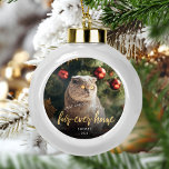 Boule En Céramique Photo pour animaux First Christmas Forever Home Sc<br><div class="desc">Commémorez le premier Noël de votre animal de compagnie dans votre nouvelle maison avec ce magnifique ornement de gardien moderne. Le texte dit "Premier Noël dans ma maison de fourrure", avec les mots "fourrure-maison" dans l'élégant script de fausse feuille d'or. Remplacez l'exemple d'image par une photo de votre chat ou...</div>