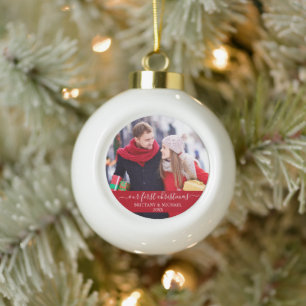 Boule En Céramique Script élégant Notre premier couple de Noël rou