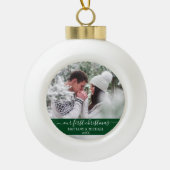 Boule En Céramique Script élégant Notre Premier Couple de Noël Vert (Devant)