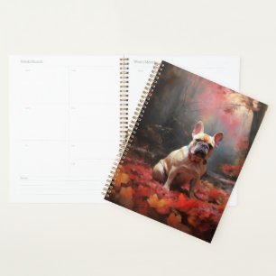 Bouledogue français dans les feuilles d'automne qu