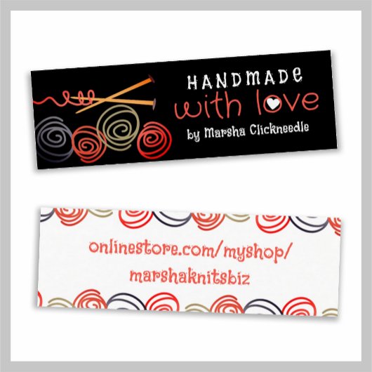 boules en fils colorés aiguilles tricots étiquette