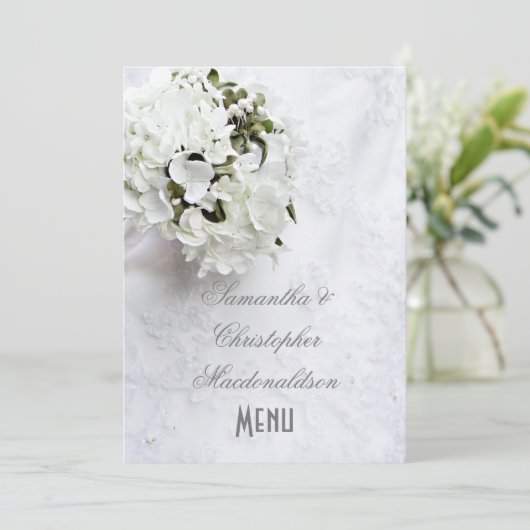 Bouquet à fleurs blanches menu mariage (Debout devant)