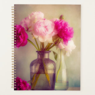 Bouquet de pivoines vintage dans des vases en verr