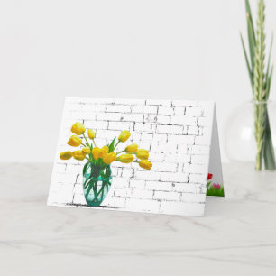 Bouquet de tulipe jaune sur la carte d'anniversair