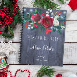 Bouquet floral rouge d'hiver recettes rustiques de<br><div class="desc">Élégant carnet de recettes hivernales avec de beaux bouquets de pivoines rouges bordeaux et blancs avec branches de sapin vert de pin saisonnier, baies rouges et feuillage sur un bois de grange bleu marine foncé comme arrière - plan avec lampes à cordes. Ce livre de recettes peut être un beau...</div>
