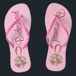 Bouquet rose Mariage de la servante<br><div class="desc">Les tongs présentent une illustration originale d'un joli bouquet mariage à billes rose, avec BRIDESMAID dans une police amusante. Parfait pour la fête de mariée ! Designer est disponible pour créer et télécharger des designs personnalisés qui correspondent aux couleurs et aux thèmes de votre mariage. Cliquez sur "Demandez à ce...</div>
