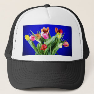 Bouquet van tulpen op blauw trucker pet