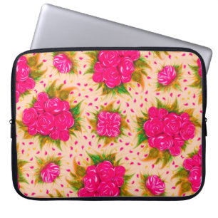 Bouquets van paarse rozen op een bleke roze achter laptop sleeve