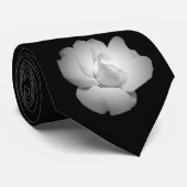 Bourgeon de rose blanc sur la cravate noire (Roulé)