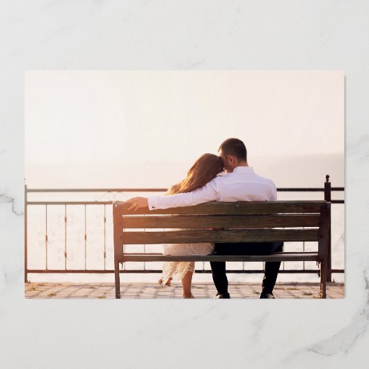 Bourgogne Bloemen Foto Bruiloft Mr en Mrs Roos Folie Uitnodiging (Achterkant)