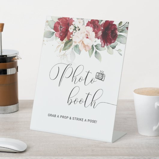 Bourgogne en Blush Roze Bloemen Foto Booth Sign Reclamebord Met Voetstuk (Insitu)