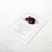 Bourgogne en Silver Floral Wedding Folie Uitnodiging (Gedraaid)