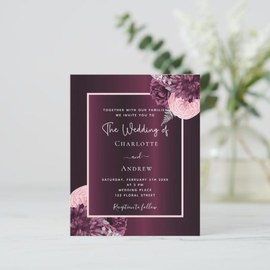 Bourgogne roze bloemen budget bruiloft uitnodiging (Staand voorkant)