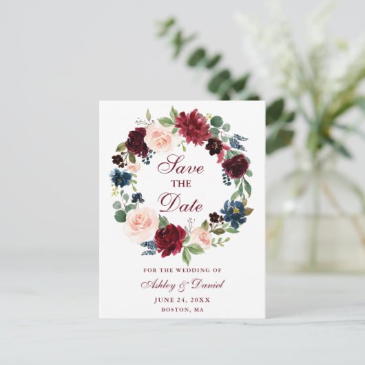 Bourgondische blauwe bloemenkrans Save the Date Aankondigingskaart (Staand voorkant)